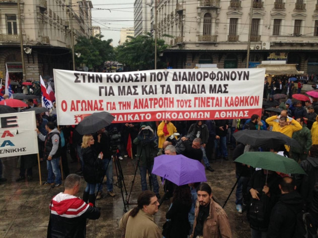 ΤΩΡΑ: 5.000 μέλη του ΠΑΜΕ - υπό βροχή - στην Ομόνοια (pics)