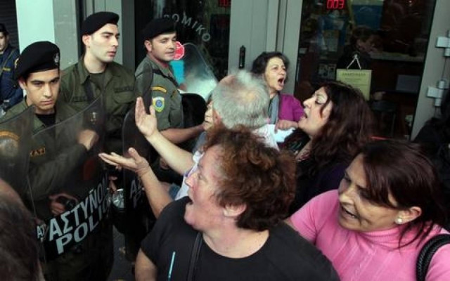 Ενταση έξω από το υπ. Οικονομικών από διαμαρτυρία καθαριστριών