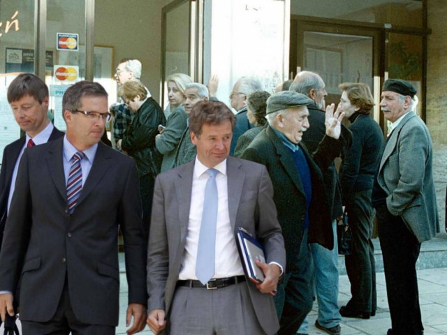 Για νέες μειώσεις στις συντάξεις πιέζει η τρόικα