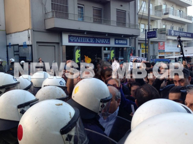 ΕΡΤ: «Συστάσεις προς αποχώρηση» η επιχείρηση εκκένωσης