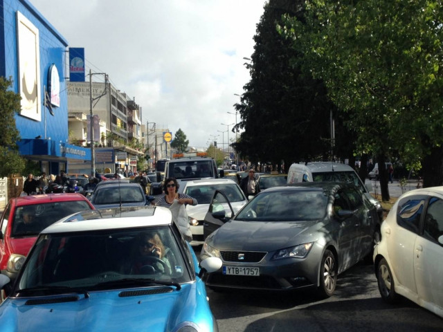 ΤΩΡΑ: Κλειστή η Μεσογείων και στα δύο ρεύματα (pics+vid)