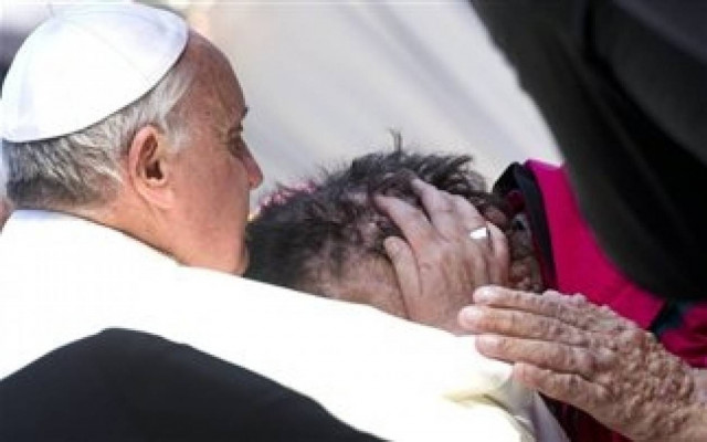 Ο πάπας φίλησε τις πληγές ενός αρρώστου