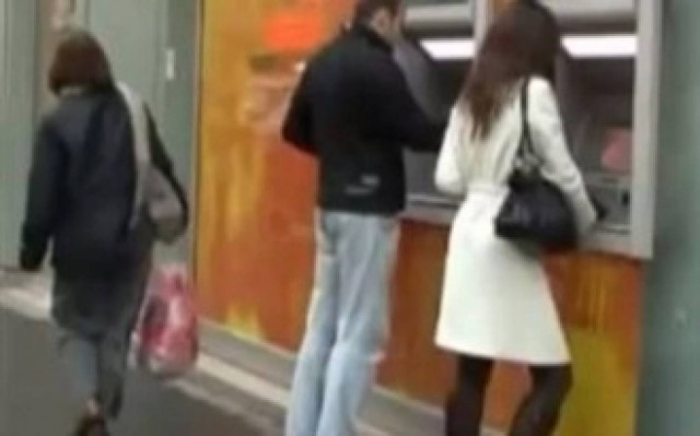 Τι κάνει ένας άντρας και τι μια γυναίκα στο ΑΤΜ