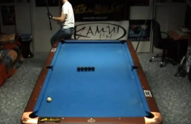 Απίστευτα κόλπα στο τραπέζι του μπιλιάρδου! (βίντεο)