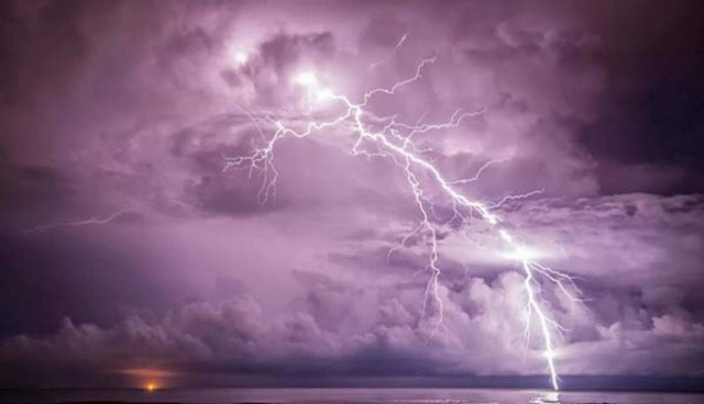 Έβρεξε... κερανούς και αστραπές: 6000 μέσα σε... 12 ώρες