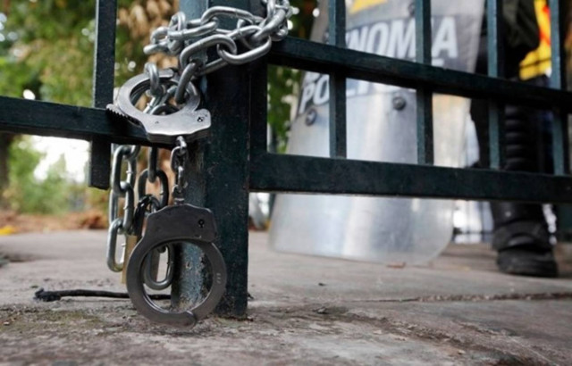 Stern: «Η αστυνομία τερματίζει την κατάληψη του ραδιομεγάρου»