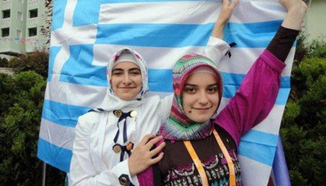 Πομάκες σήκωσαν την ελληνική σημαία στην Τουρκία