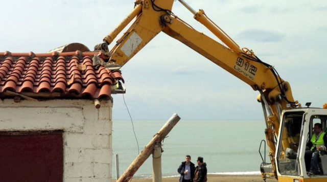 «Ζεσταίνουν» τις μπουλντόζες για την κατεδάφιση 3.000 αυθαιρέτων