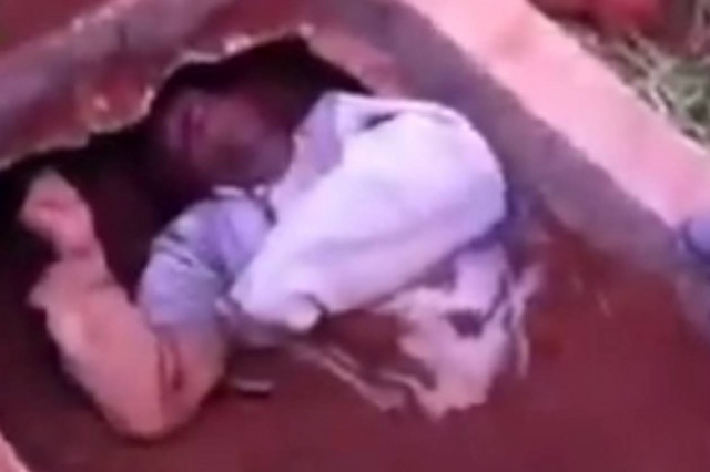 Βίντεο-ΣΟΚ: Η στιγμή που τον έβγαλαν ζωντανό μέσα από τον... τάφο