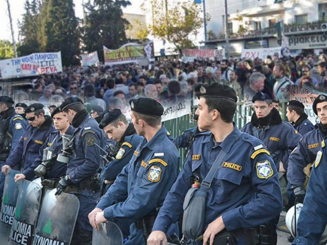 Πλήθος κόσμου παραμένει έξω από το Ραδιομέγαρο