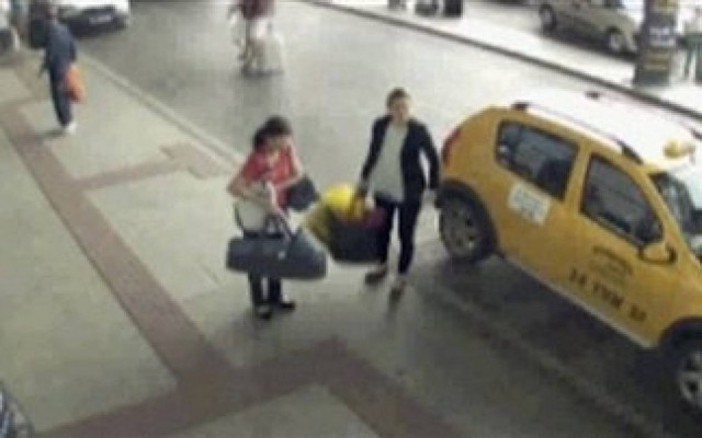 Βίντεο-ΣΟΚ: Προσπάθησε να πουλήσει το μωρό της στο αεροδρόμιο