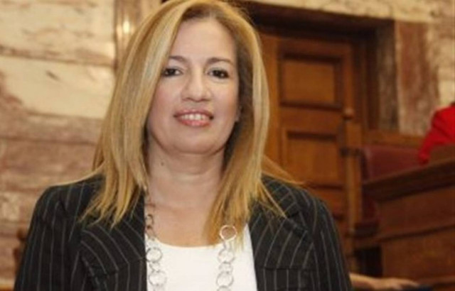 Η Φώφη στη σειρά με την καραβάνα…