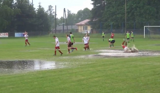 Ποδόσφαιρο - Κολύμβηση... σημειώσατε... διπλό! (βίντεο)
