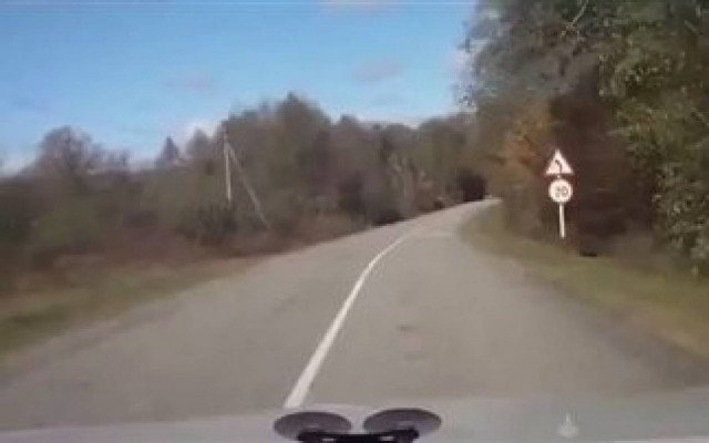 Επικό βίντεο: Έπεσε στο ποτάμι και συνέχισε να... οδηγεί!