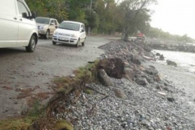 Θάλασσα «τρώει» τη στεριά σε παραλία της Μεσσηνίας