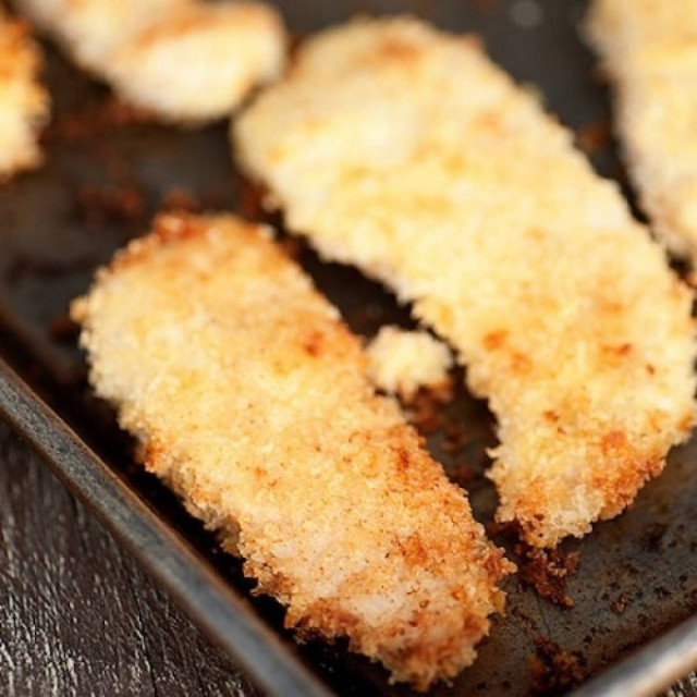 Τα πιο νόστιμα strips κοτόπουλου τηγανισμένα... στο φούρνο!