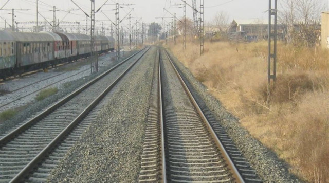 Αχαΐα: Έκλεβαν τους ξύλινους στρωτήρες σιδηροδρομικών γραμμών