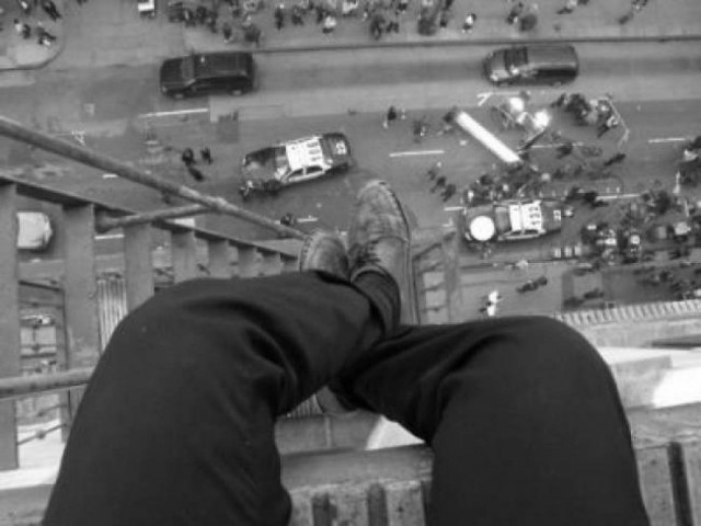 Μετανάστης αποπειράθηκε να αυτοκτονήσει στο κέντρο της Αθήνας