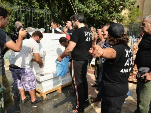 Διανομή τροφίμων έξω από τα γραφεία της Χρυσής Αυγής