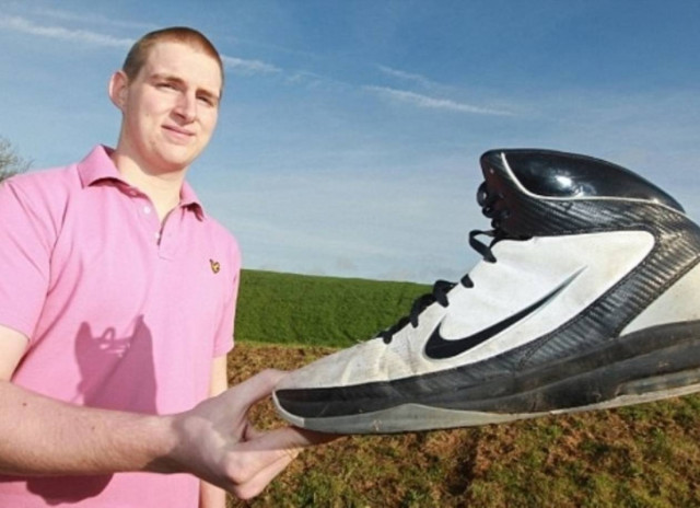 Δείτε τον άνθρωπο με τις μεγαλύτερες πατούσες στον κόσμο (pics)