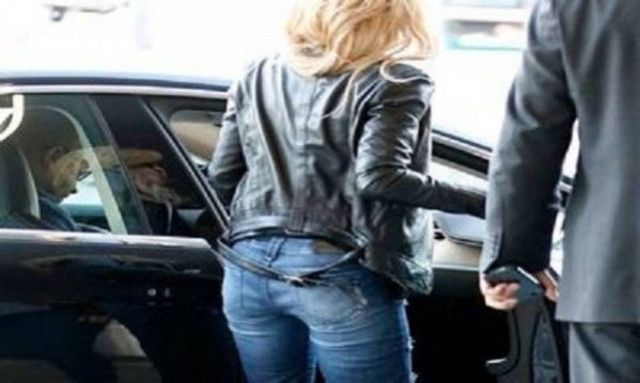 Σε ποια τραγουδίστρια που γέννησε πριν μήνες ανήκει αυτή η σιλουέτα;