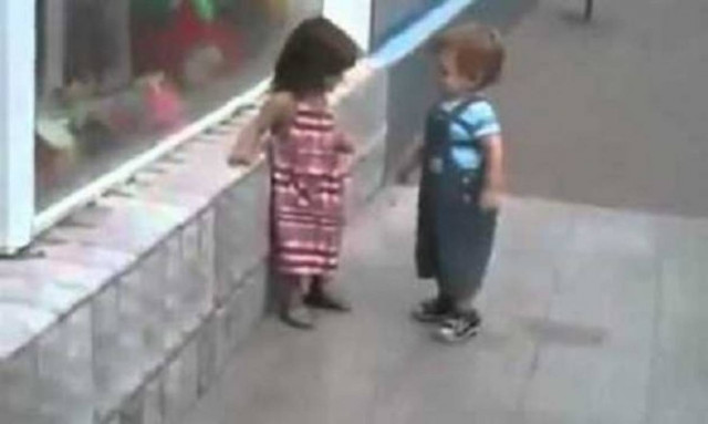 Τι κάνει ένα κοριτσάκι όταν ένα αγοράκι το «φλερτάρει»;