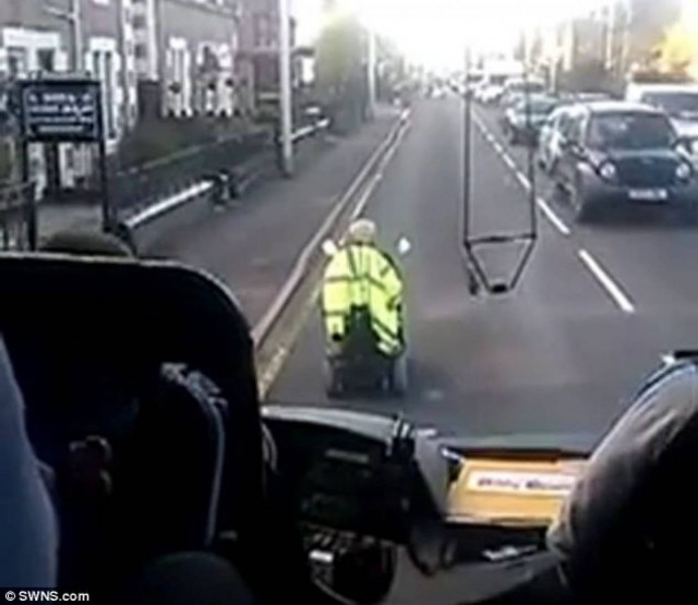 Συνταξιούχος καθυστερούσε λεωφορείο γιατί οδηγούσε... σκούτερ! Βίντεο