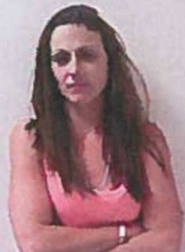 Ήταν τόσο μεθυσμένη που έβαζε αντί για παπούτσι ένα... χάμπουργκερ!