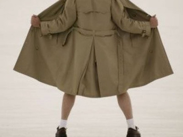 Επιδειξίας απολύθηκε γιατί παρενοχλούσε τις συναδέλφους του