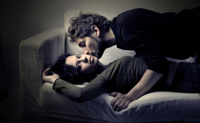 Οργασμός: Είναι κακό να προσποιείται μια γυναίκα;