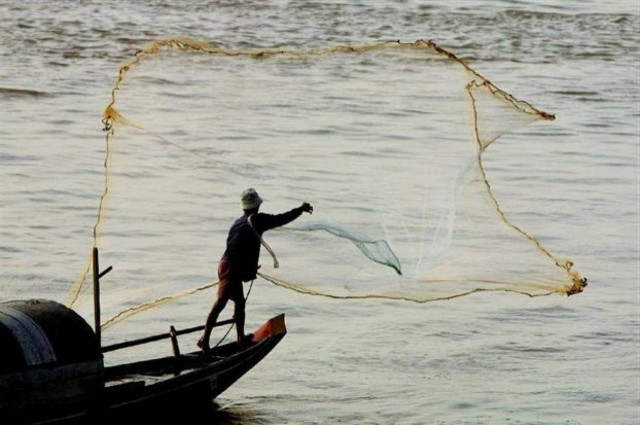 Με το πρώτο φως της μέρας θα συνεχιστούν οι έρευνες για τον ψαρά