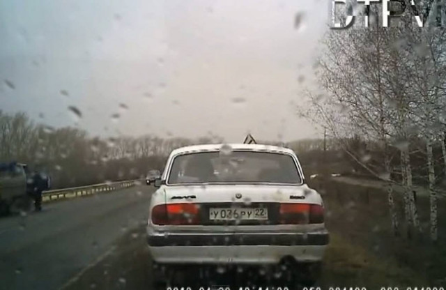 Bίντεο-σοκ: Τύχη βουνό είχε ένας ηλικιωμένος