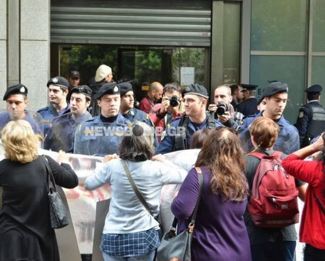 Νέα ένταση έξω από το ΥΠΟΙΚ- Τραυματίστηκε διαδηλώτρια