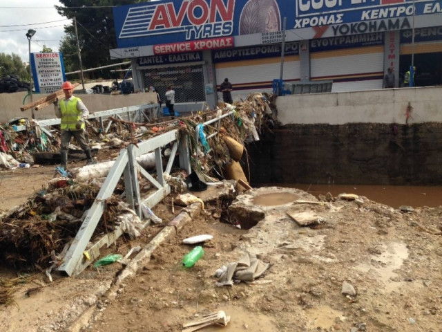 Τριτοκοσμικές εικόνες λόγω της νεροποντής στο Καματερό (pics+vid)