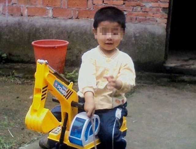 ΣΟΚ: Ανάγκασε το παιδί της να πιει βενζίνη και το έκαψε!