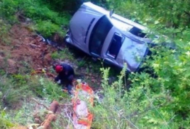 ΤΩΡΑ: Αυτοκίνητο έπεσε σε γκρεμό