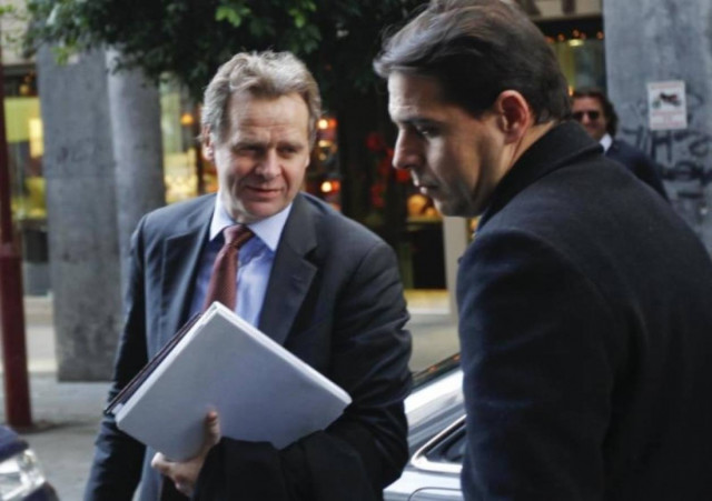 Σε εξέλιξη η συνάντηση Στουρνάρα – τρόικας