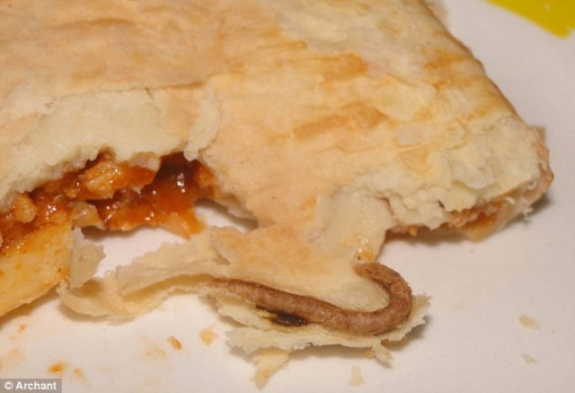 Έπαθε ΣΟΚ όταν μέσα στο έτοιμο φαγητό που αγόρασε βρήκε...