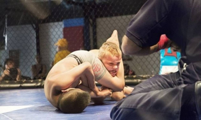 Πάλη παιδιών μέσα σε κλουβιά. Οι φωτογραφίες που συγκλονίζουν