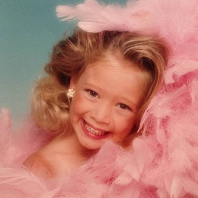 Σε ποια διάσημη σταρ εξελίχθηκε το γλυκό κοριτσάκι της φωτογραφίας;