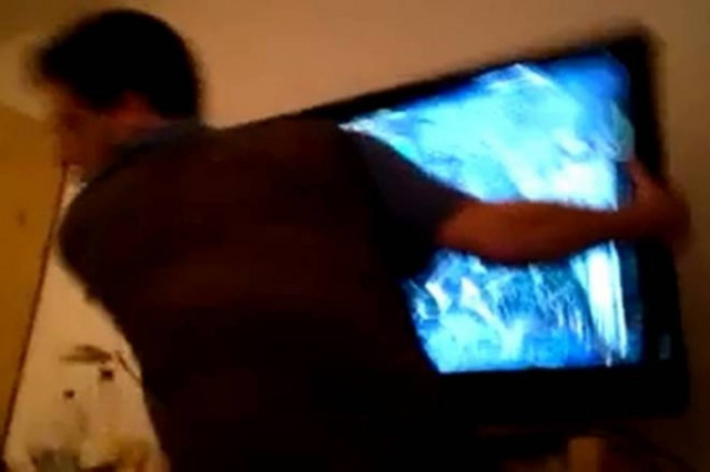 Δεν υπάρχει: Έσπασε την τηλεόραση επειδή δέχτηκε γκολ (video)