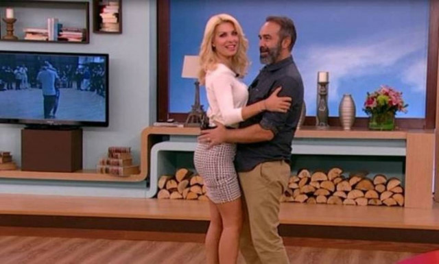 Ελένη Μενεγάκη: Σήκωσε την φούστα και χόρεψε κιζόμπα!