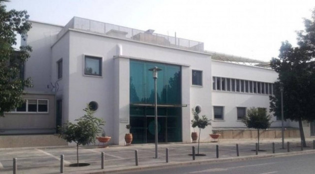 Η Κυπριακή Βουλή μελετά την μείωση μεγάλων μισθών