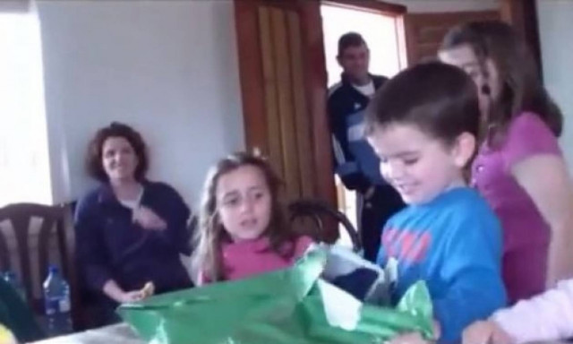 Τι γίνεται όταν ένας μικρός φαν της Ρεάλ Μαδρίτης παίρνει δώρο φανέλα