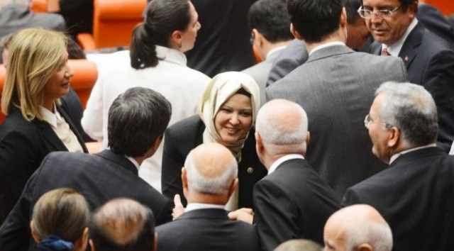 Οι Τουρκάλες βουλευτίνες θα μπορούν να φορούν παντελόνια!