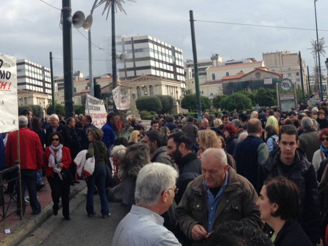 Σε εξέλιξη η πορεία της ΑΔΕΔΥ (Φωτό & Βίντεο)