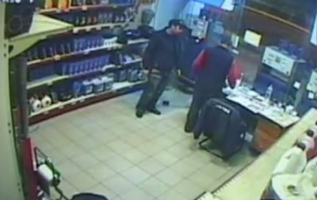 Δείτε καρέ-καρέ ένοπλη ληστεία στη Θεσσαλονίκη (Video)