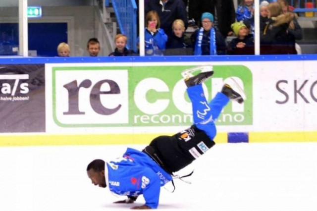 Χόκεϊ επί πάγου: Αφρικανικοί χοροί στη… Νορβηγία (video)