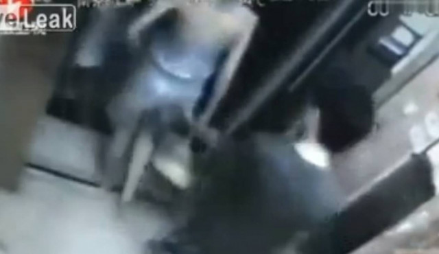 Βίντεο: «Χούφτωσε» μητέρα μπροστά στο παιδί της - Δείτε τι ακολούθησε