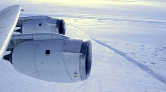 ΣΟΚ: Επιβάτης αεροσκάφους πήδηξε στον ωκεανό από ύψος 609 μέτρων